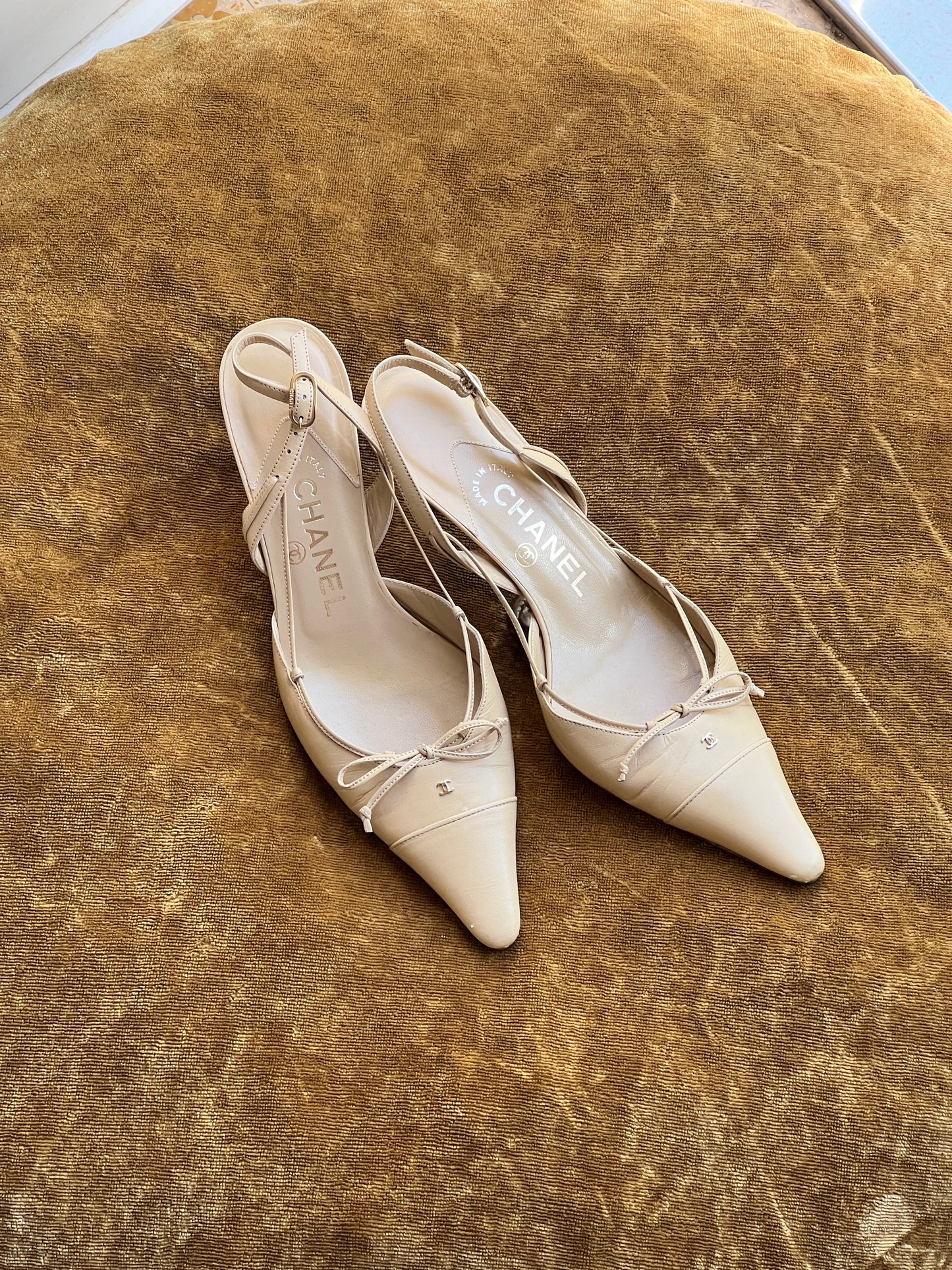 Vintage Chanel beige CC interlocking golden logo slingback heels / 37.5