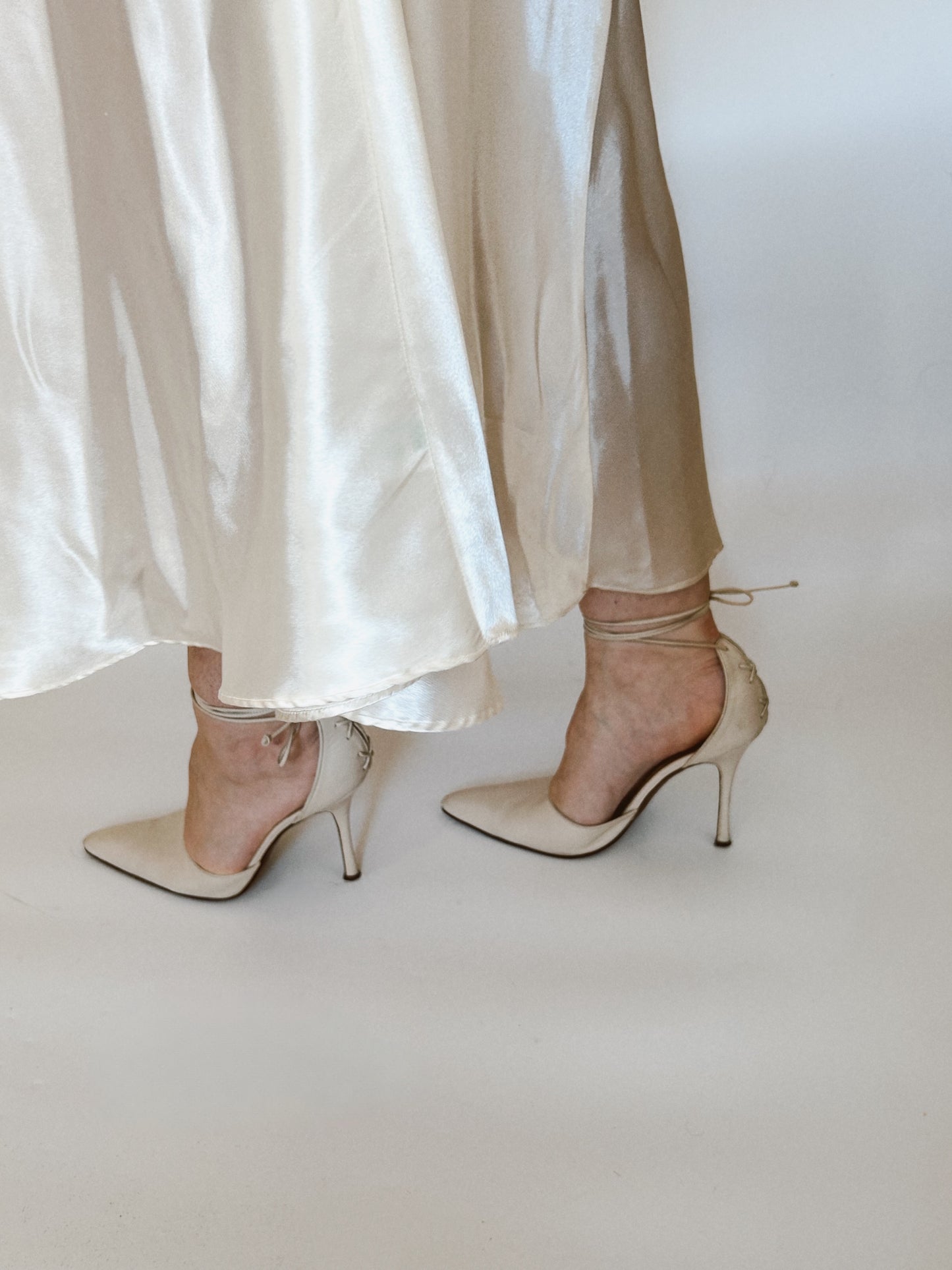 Vintage Dior ivory wrap around bow heels / 39