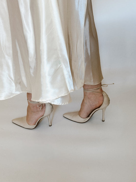 Vintage Dior ivory wrap around bow heels / 39