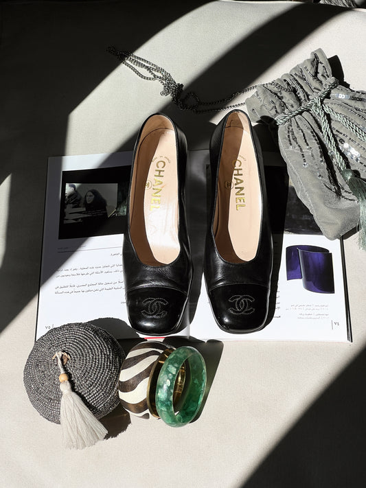 Vintage Chanel CC logo black leather pumps / 36.5