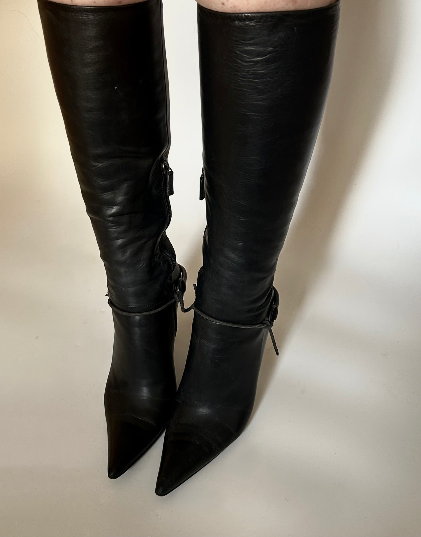 Vintage Gucci by Tom Ford black leather knee high horse bit boots / 39