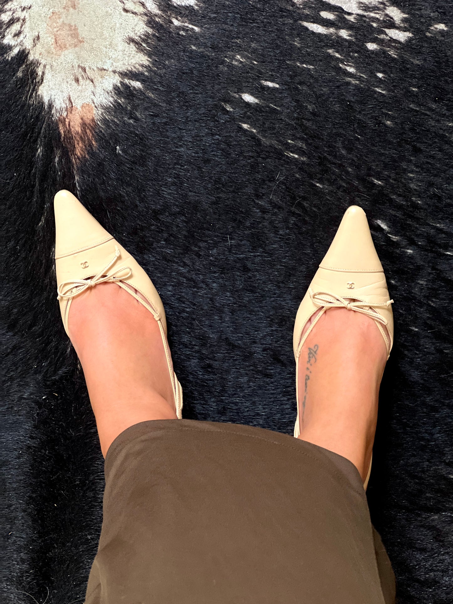 Vintage Chanel beige CC interlocking golden logo slingback heels / 37.5