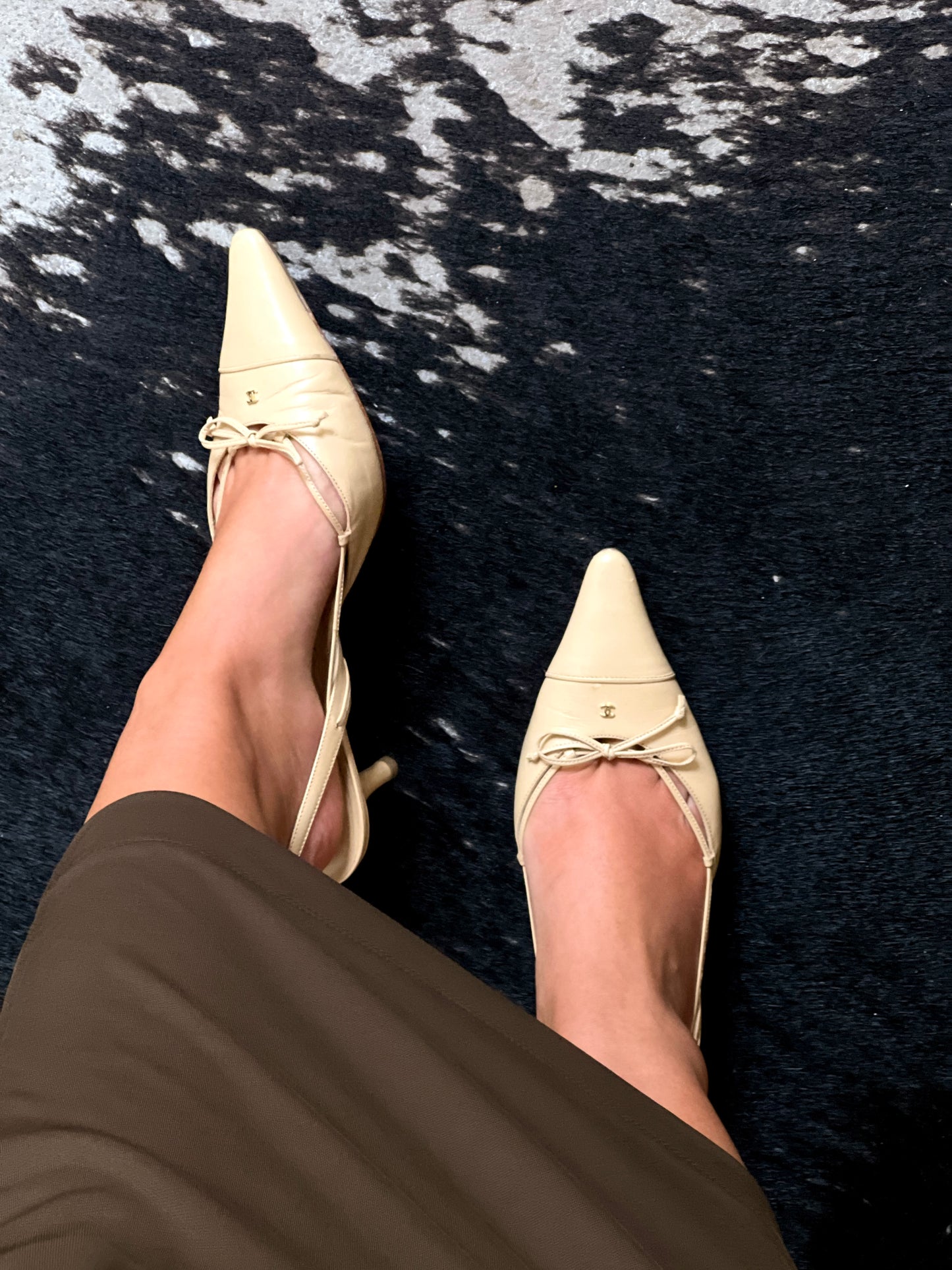 Vintage Chanel beige CC interlocking golden logo slingback heels / 37.5