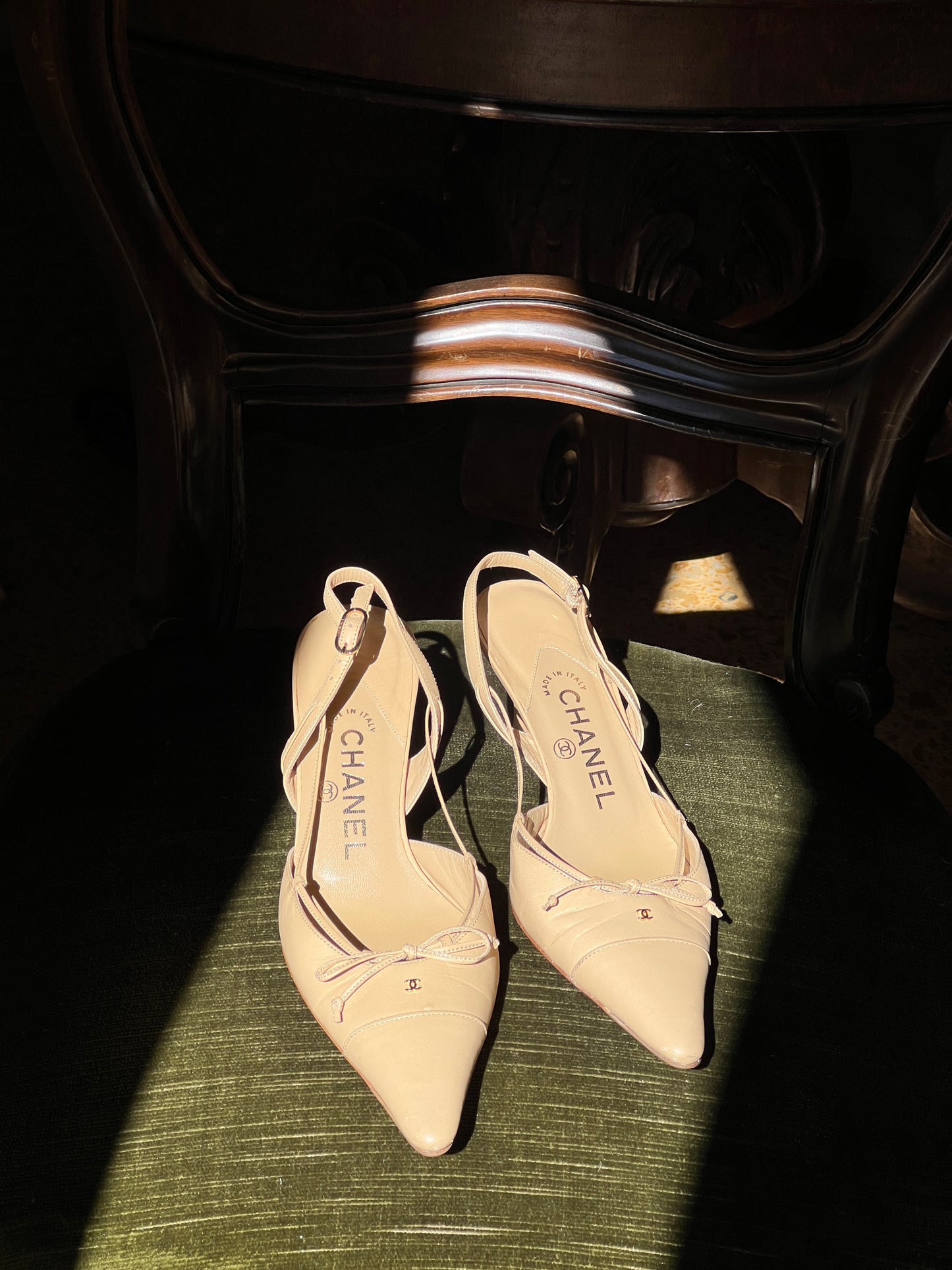 Vintage Chanel beige CC interlocking golden logo slingback heels / 37.5