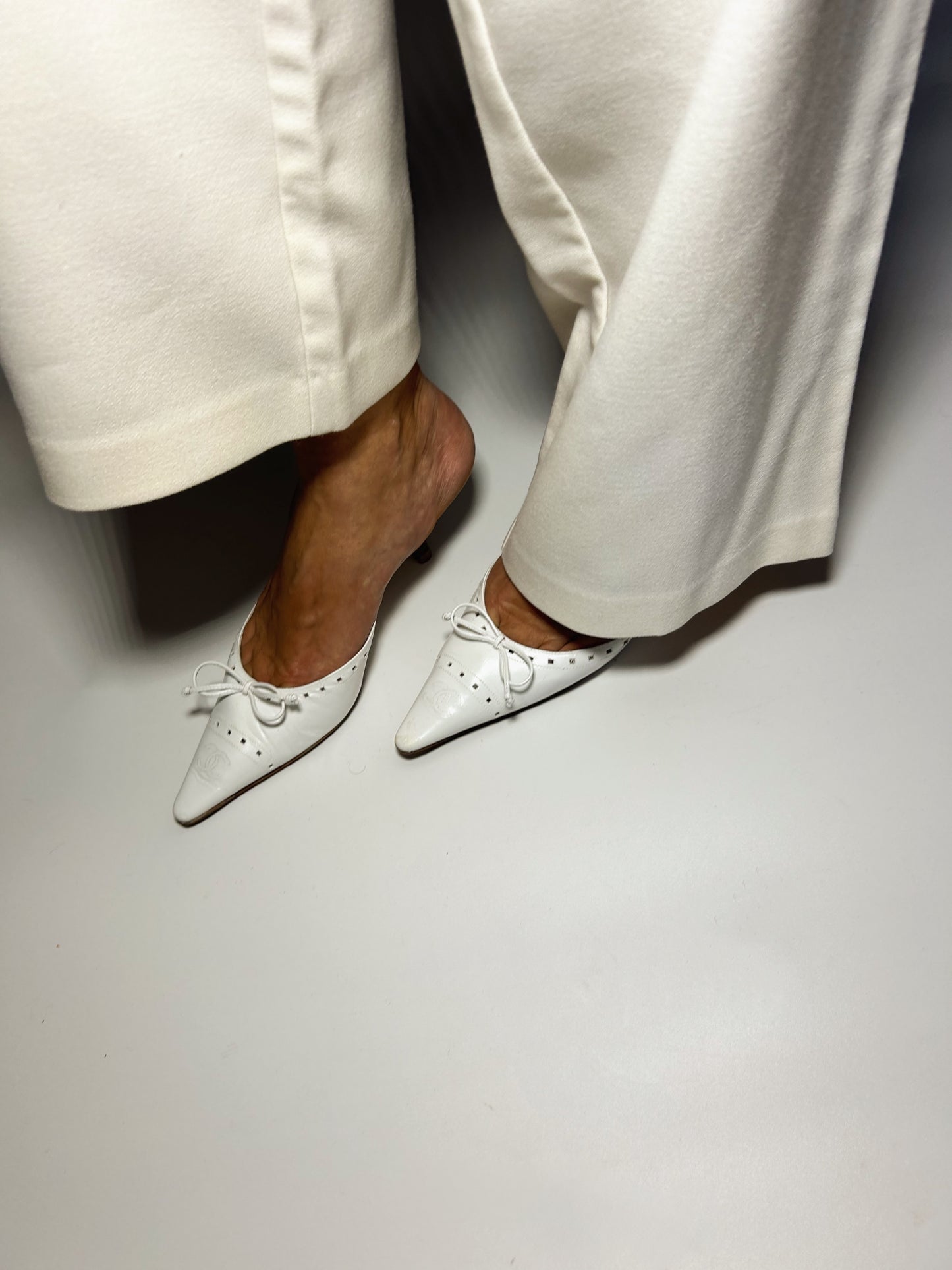 Vintage Chanel CC interlocking logo white mules / 37
