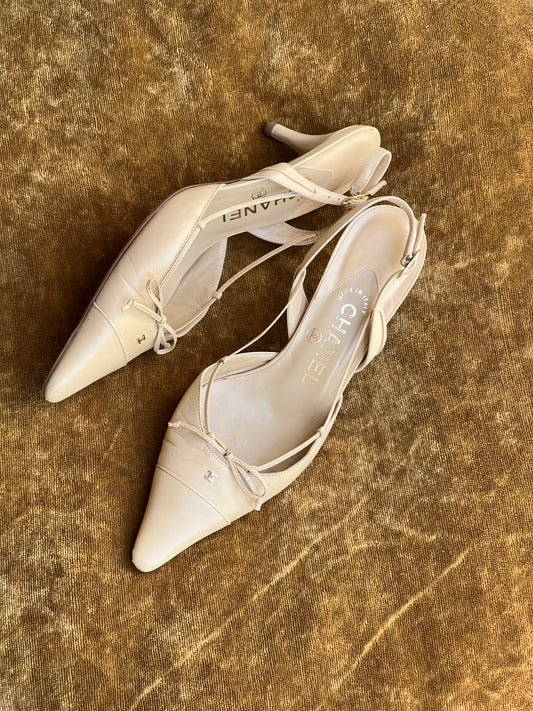 Vintage Chanel beige CC interlocking golden logo slingback heels / 37.5