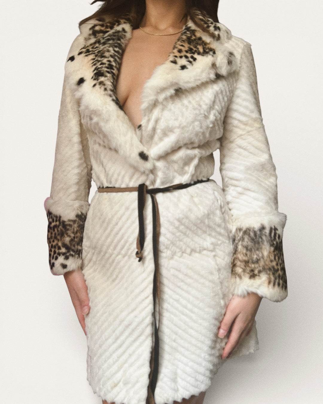 Vintage Versace Jeans Couture White Textured Coat with Leopard Fur Collar – Belted Luxury Statement Jacket – Made in Italy