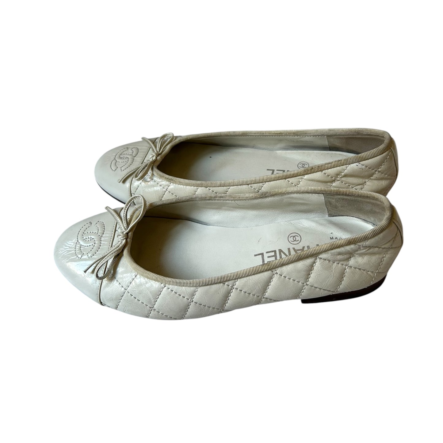 Vintage Chanel white quilted ballet flats / 37