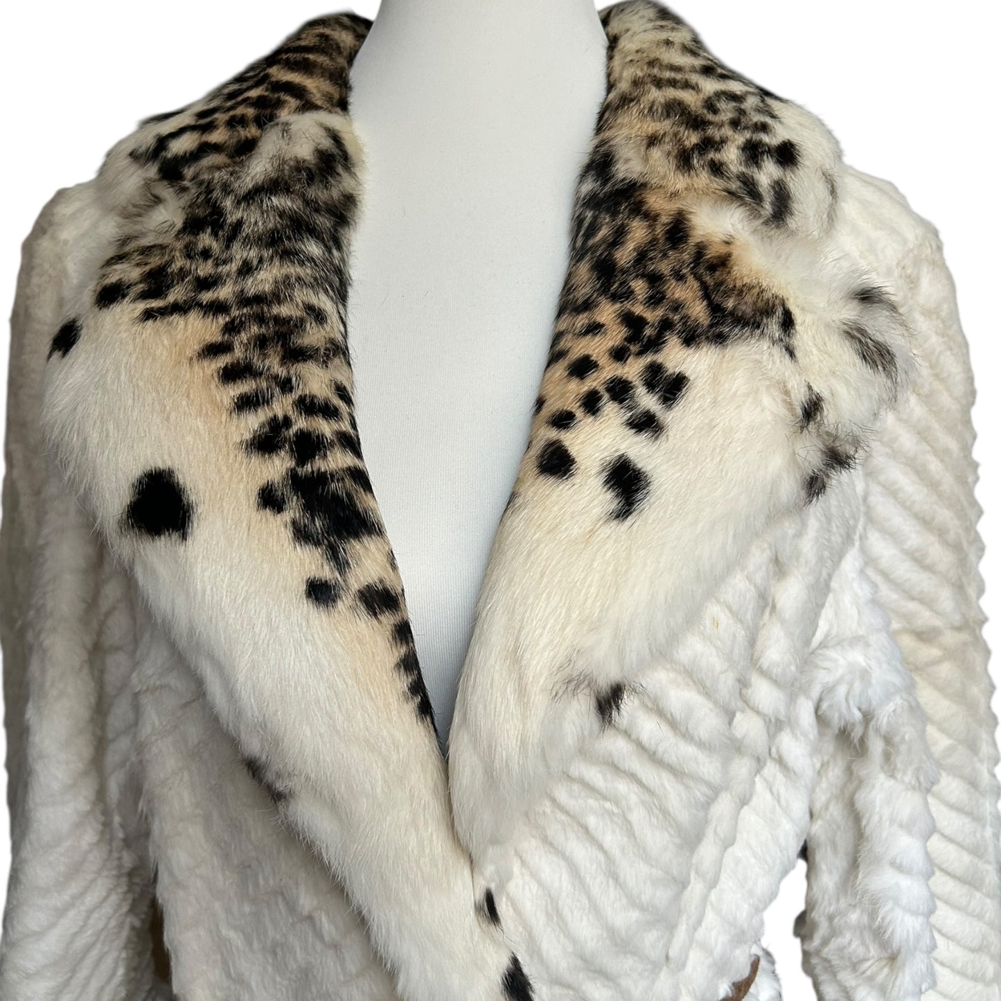 Vintage Versace Jeans Couture White Textured Coat with Leopard Fur Collar – Belted Luxury Statement Jacket – Made in Italy