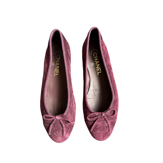 Vintage Chanel deep purple suede ballet flats CC interlocking logo / 37