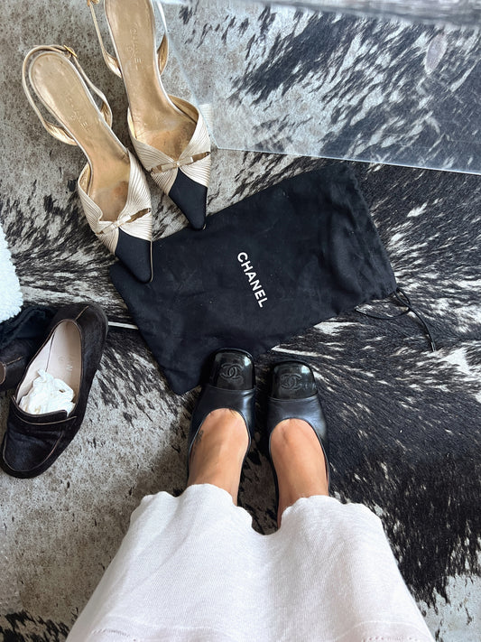 Vintage Chanel CC logo black leather pumps / 36.5