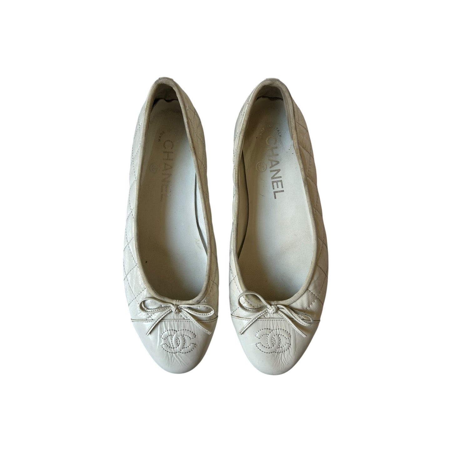 Vintage Chanel white quilted ballet flats / 37