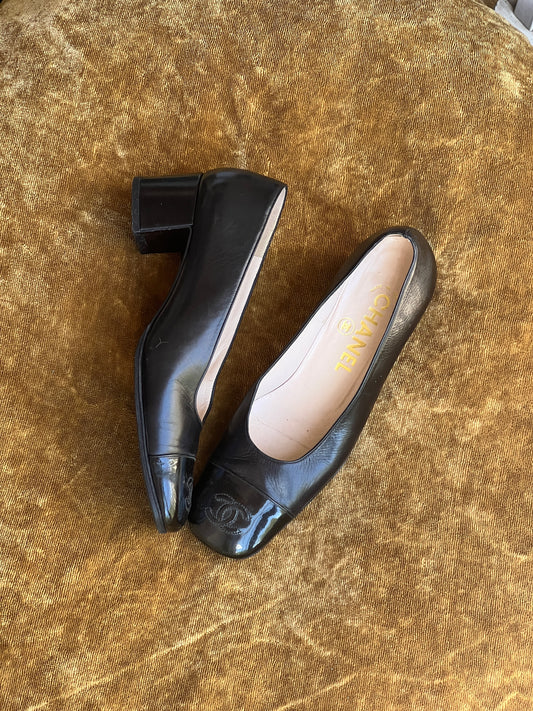 Vintage Chanel CC logo black leather pumps / 36.5