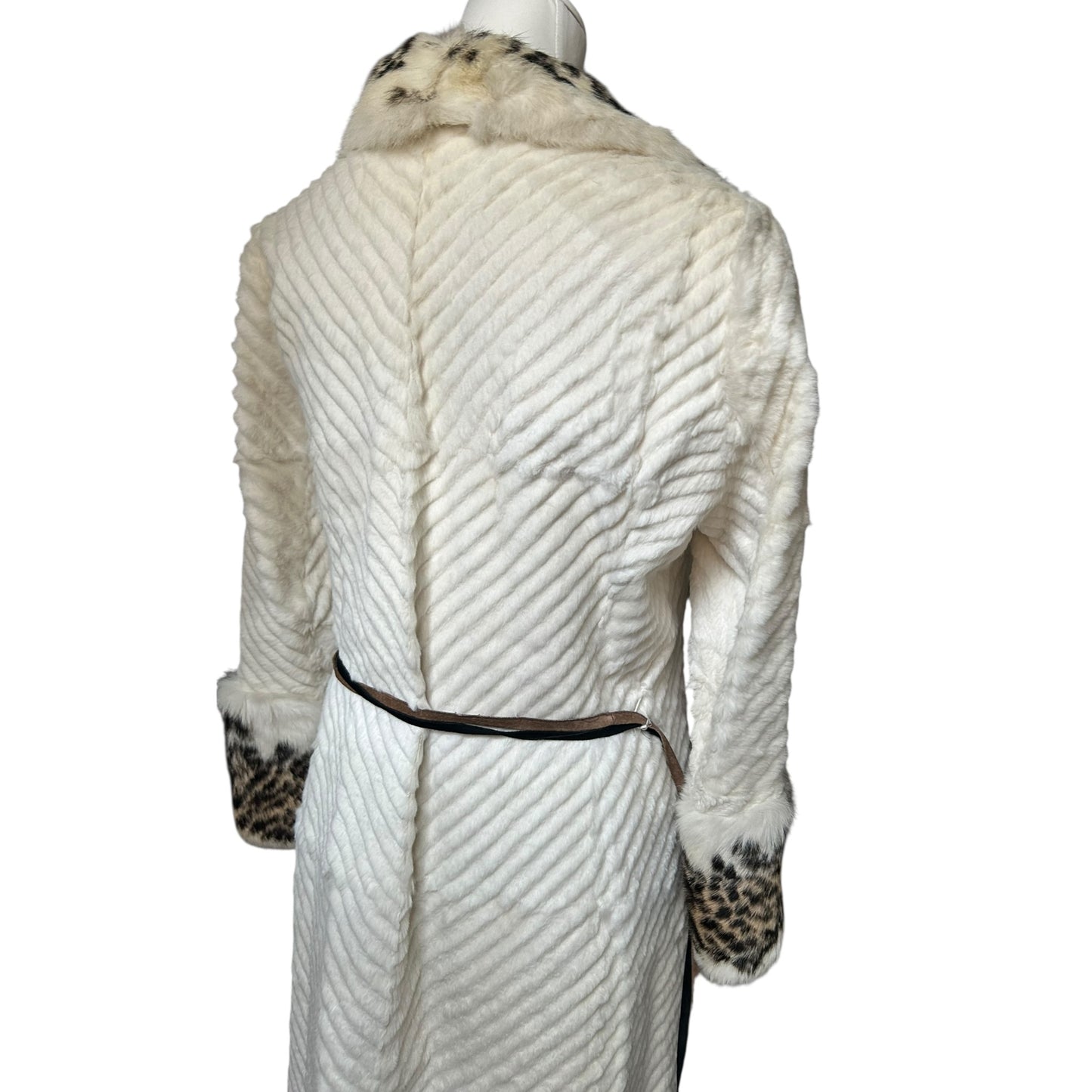 Vintage Versace Jeans Couture White Textured Coat with Leopard Fur Collar – Belted Luxury Statement Jacket – Made in Italy