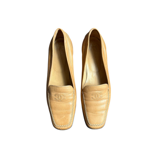 Vintage Chanel 90s cream CC leather loafer / 37.5