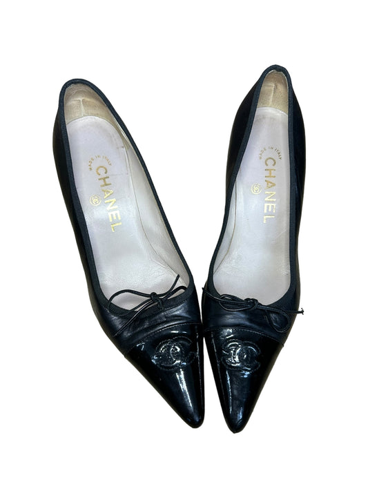 Vintage Chanel CC logo leather heels
