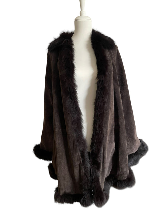 Vintage Brown Suede Cape Coat with Fur Trim – Luxury Women’s Winter Outerwear
