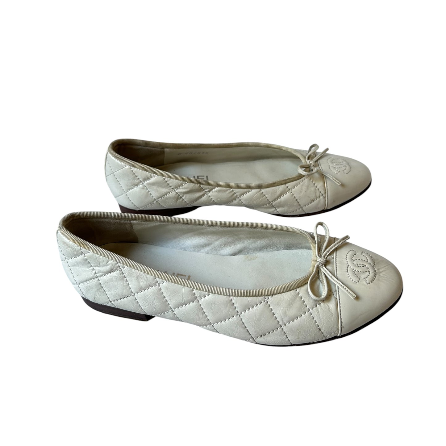 Vintage Chanel white quilted ballet flats / 37