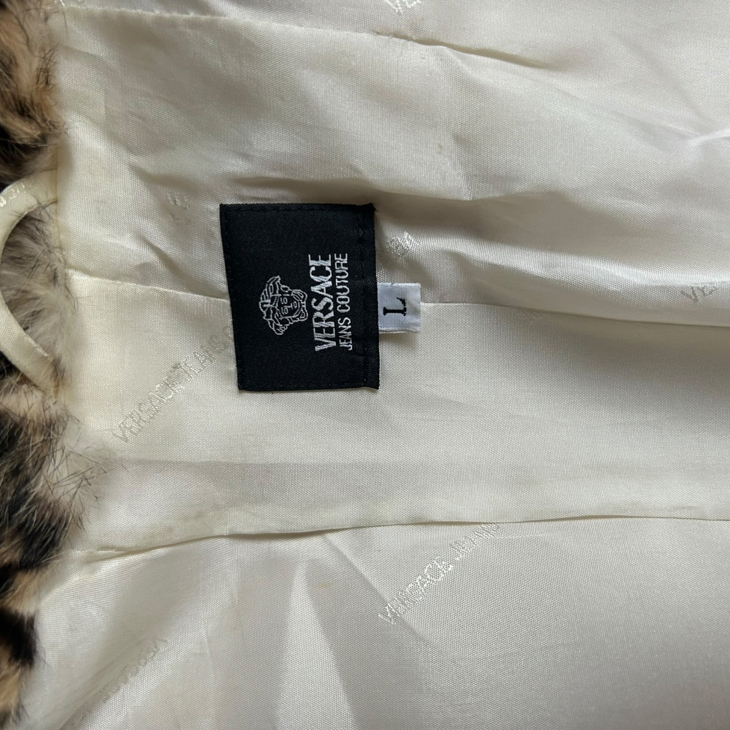 Vintage Versace Jeans Couture White Textured Coat with Leopard Fur Collar – Belted Luxury Statement Jacket – Made in Italy