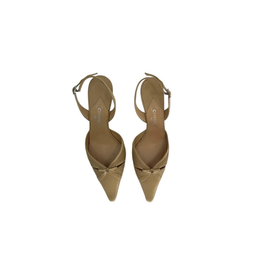 Fivedotsvintage beige Chanel pointed toe slingback kitten heels with pleated vamp detail and adjustable strap