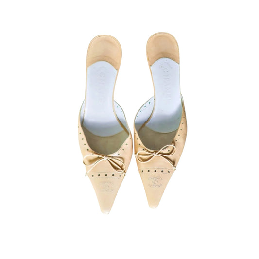 Fivedotsvintage beige leather pointed-toe kitten heel mules with bow detail and perforated edges