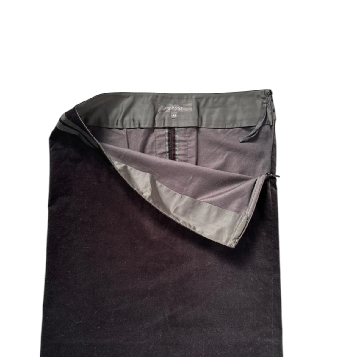 Fivedotsvintage black velvet Gucci pencil skirt with side zip closure and interior lining detail