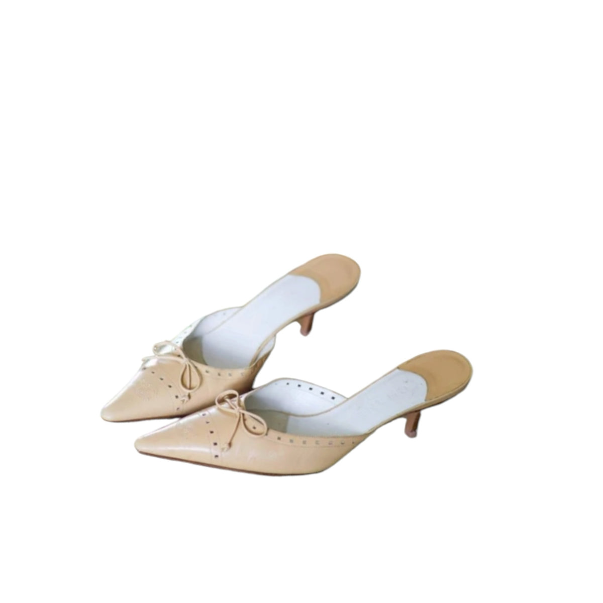 Fivedotsvintage CHANEL beige leather pointed toe kitten heel mules with bow detail and perforated edges