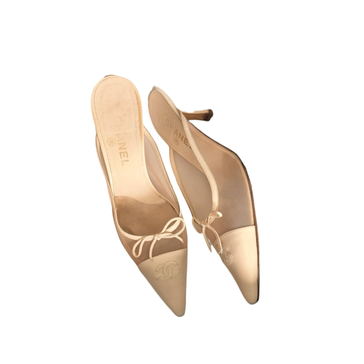 Fivedotsvintage beige CHANEL pointed-toe mules in leather and mesh with a bow and iconic logo detail.