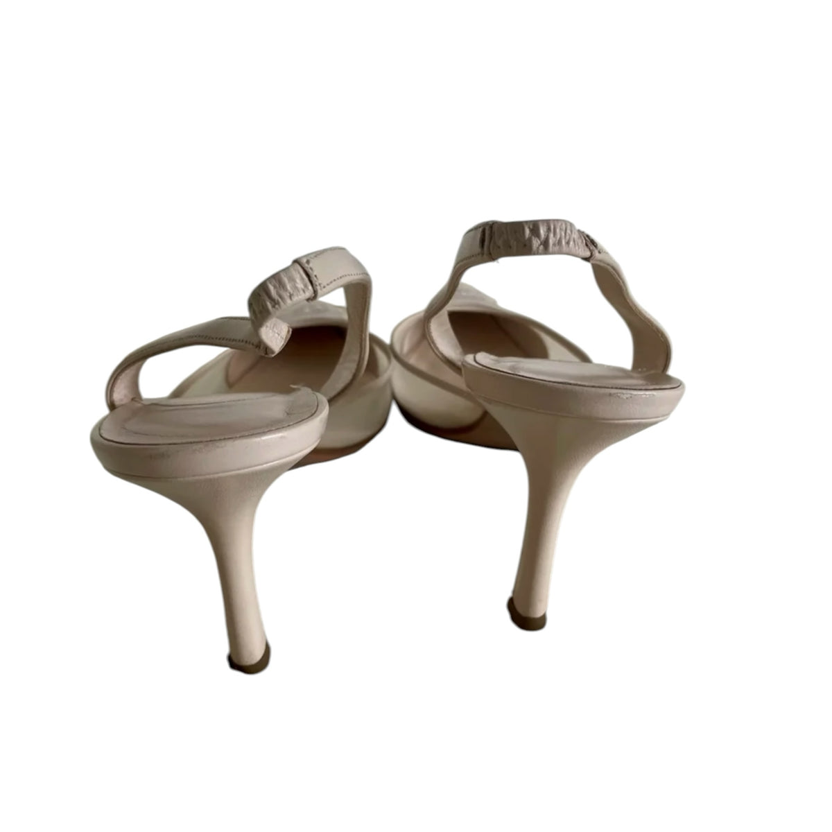 Fivedotsvintage CHANEL beige leather and mesh slingback kitten heels with pointed toe and adjustable back strap