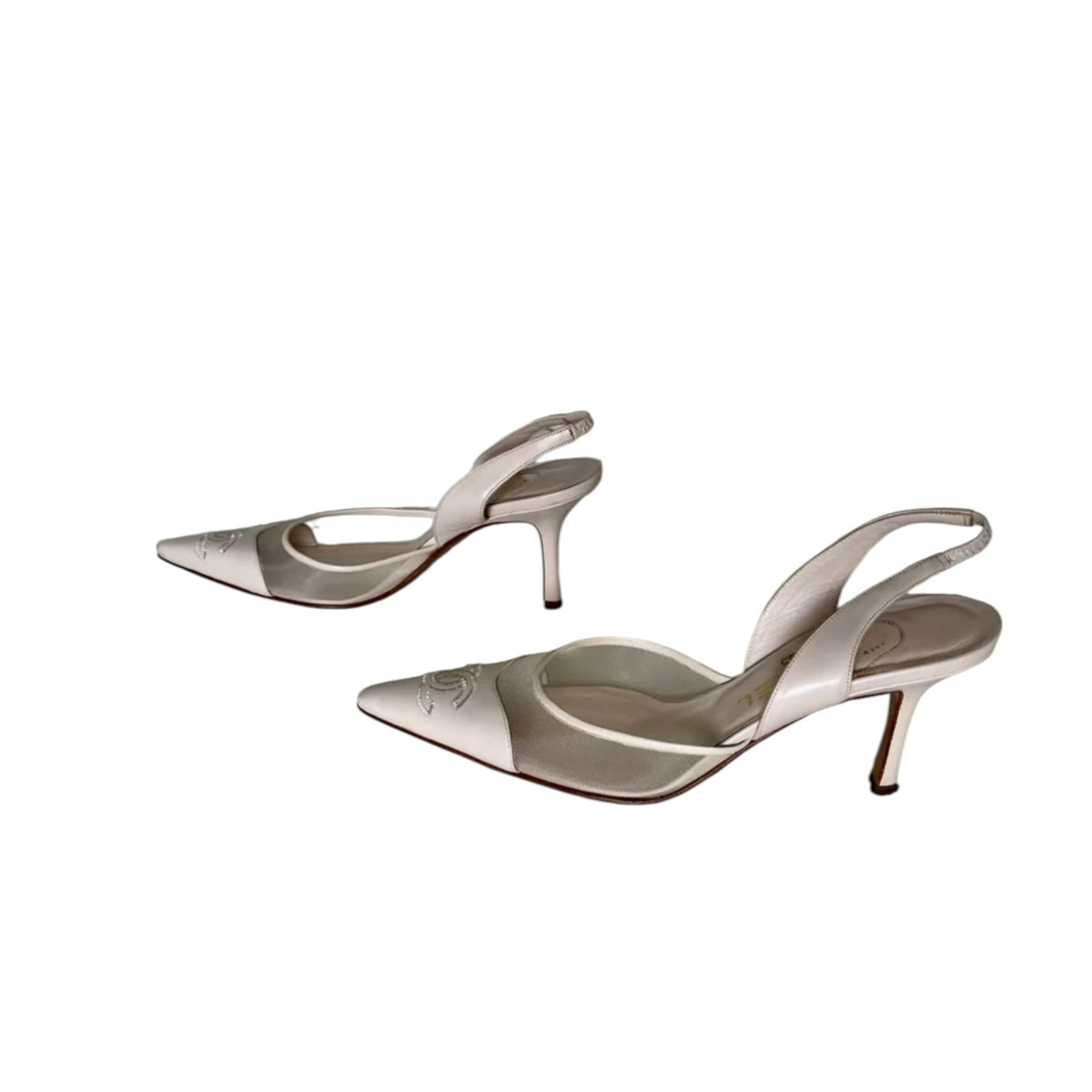 Fivedotsvintage beige leather and mesh CHANEL slingback kitten heels with pointed toe and iconic logo embroidery
