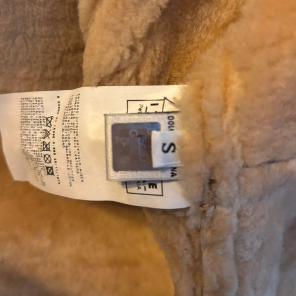 Fivedotsvintage DOLCE&GABBANA leather jacket interior label with size S and authenticity hologram tag