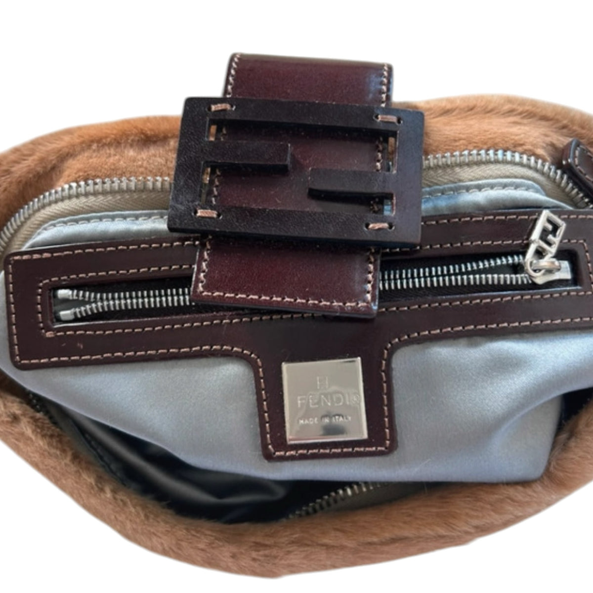 Fivedotsvintage Fendi baguette shoulder bag in beige fur with dark brown leather trim and logo hardware detail