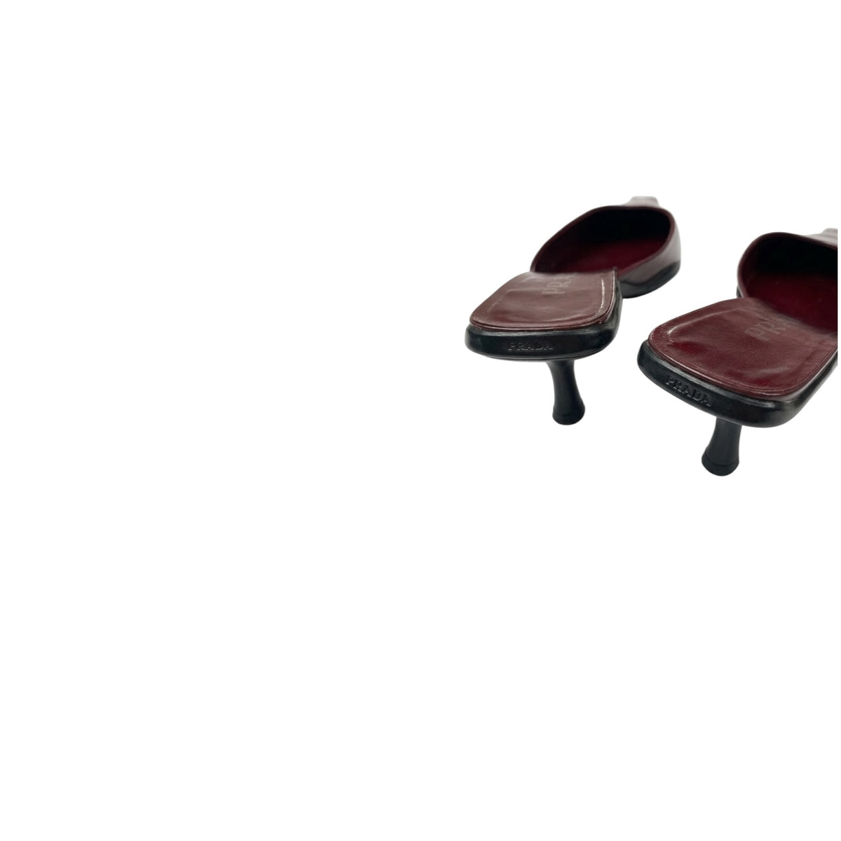 Fivedotsvintage PRADA burgundy leather kitten heel mules with pointed toe and branded insole on white background