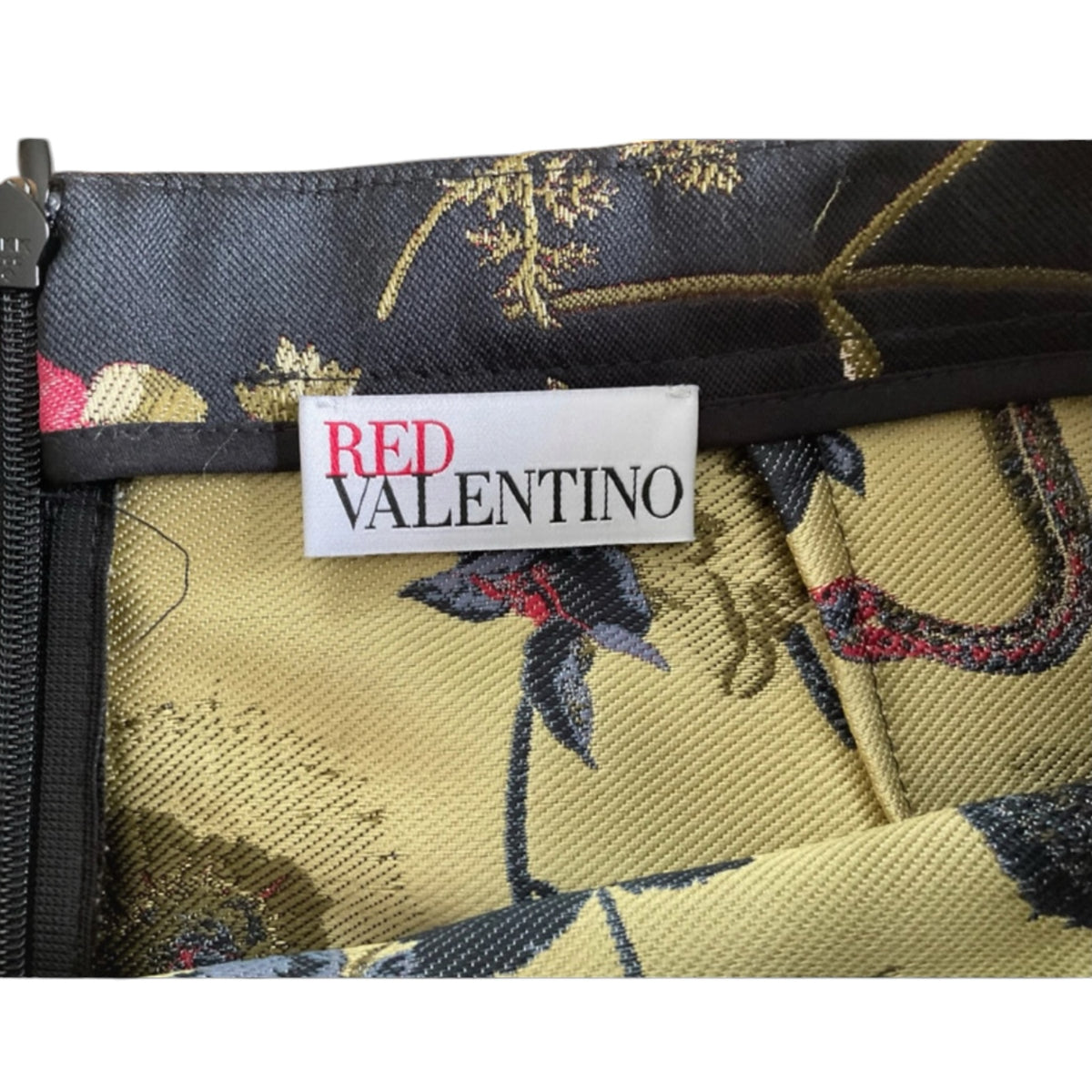 Fivedotsvintage RED VALENTINO mini skirt featuring a dark jacquard fabric with intricate botanical and wildlife print